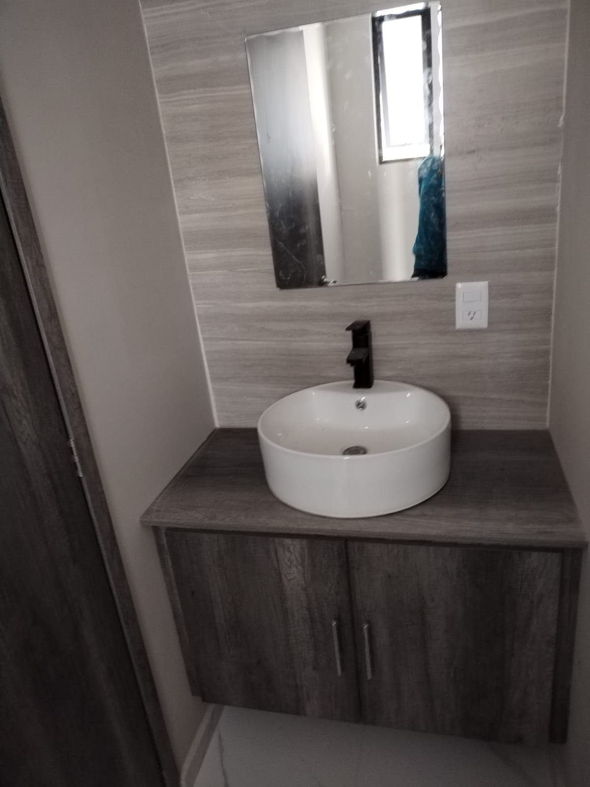 Mueble de baño con ovalín redondo