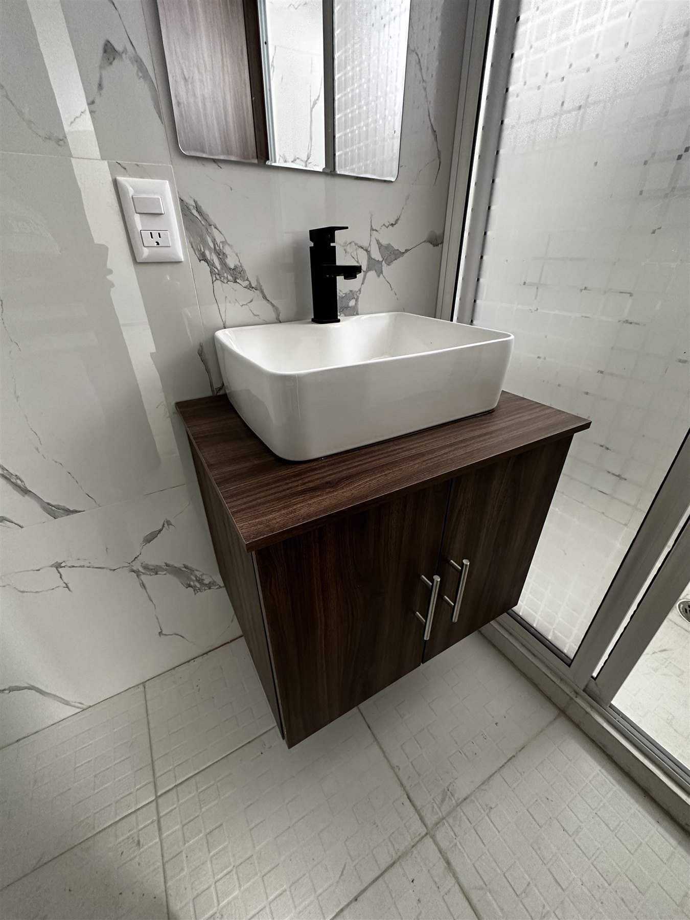 Mueble de baño con ovalín redondo y espejo