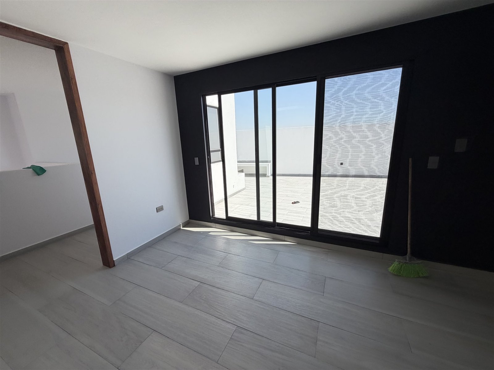 Sala con ventanal y piso cerámico