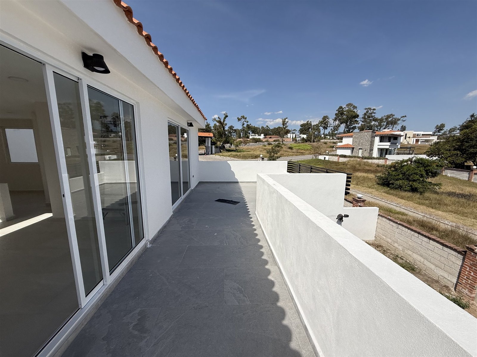 Terraza terminada con vista al fraccionamiento