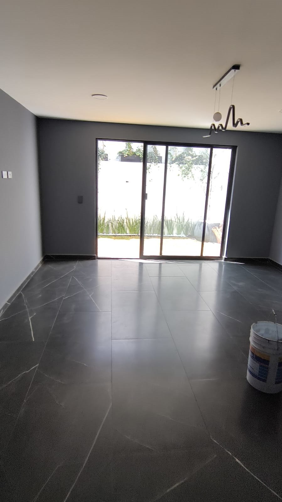 Pasillo con acabados en madera