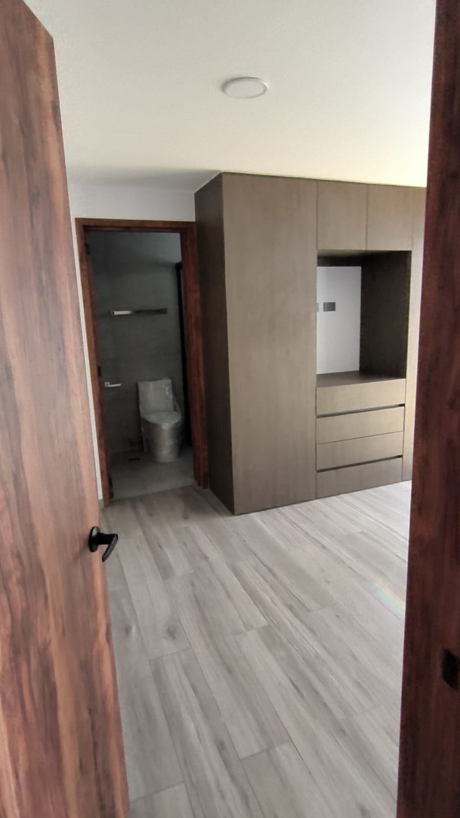 Estancia con escalera y piso de mármol
