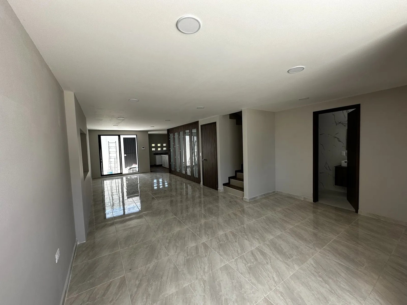 Estancia con piso de porcelanato
