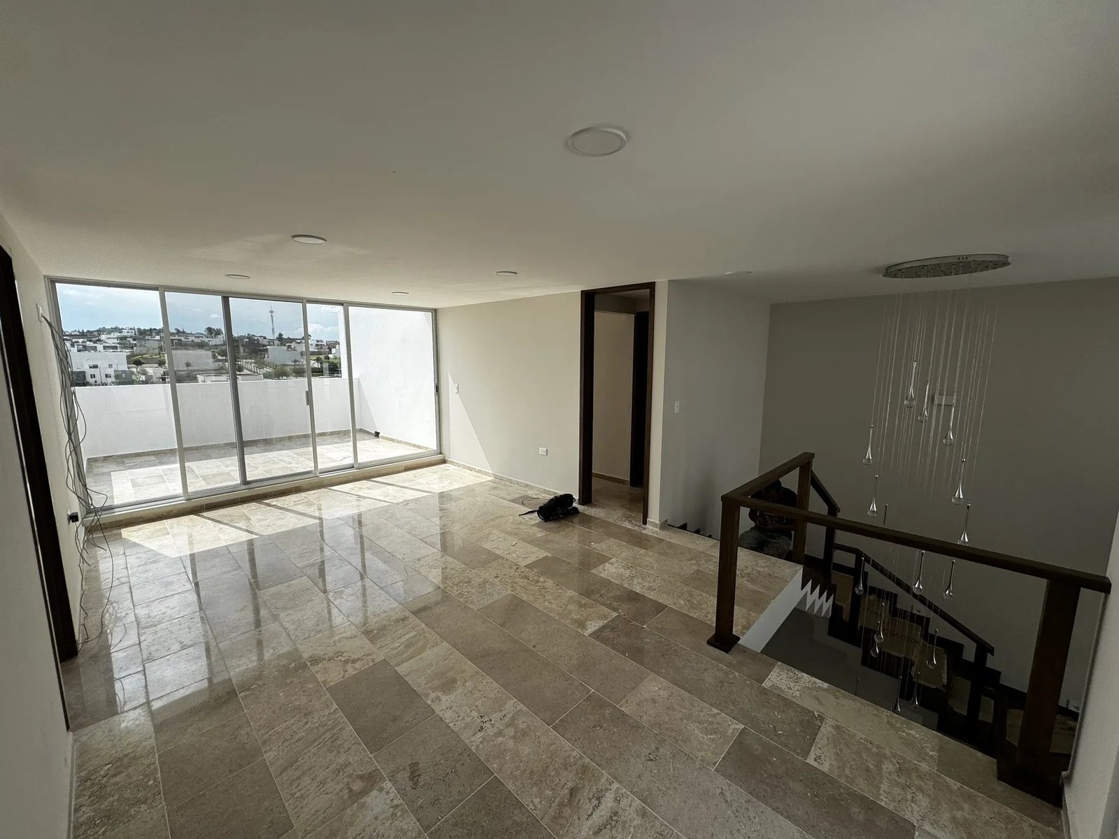 Estancia con ventanal y escalera