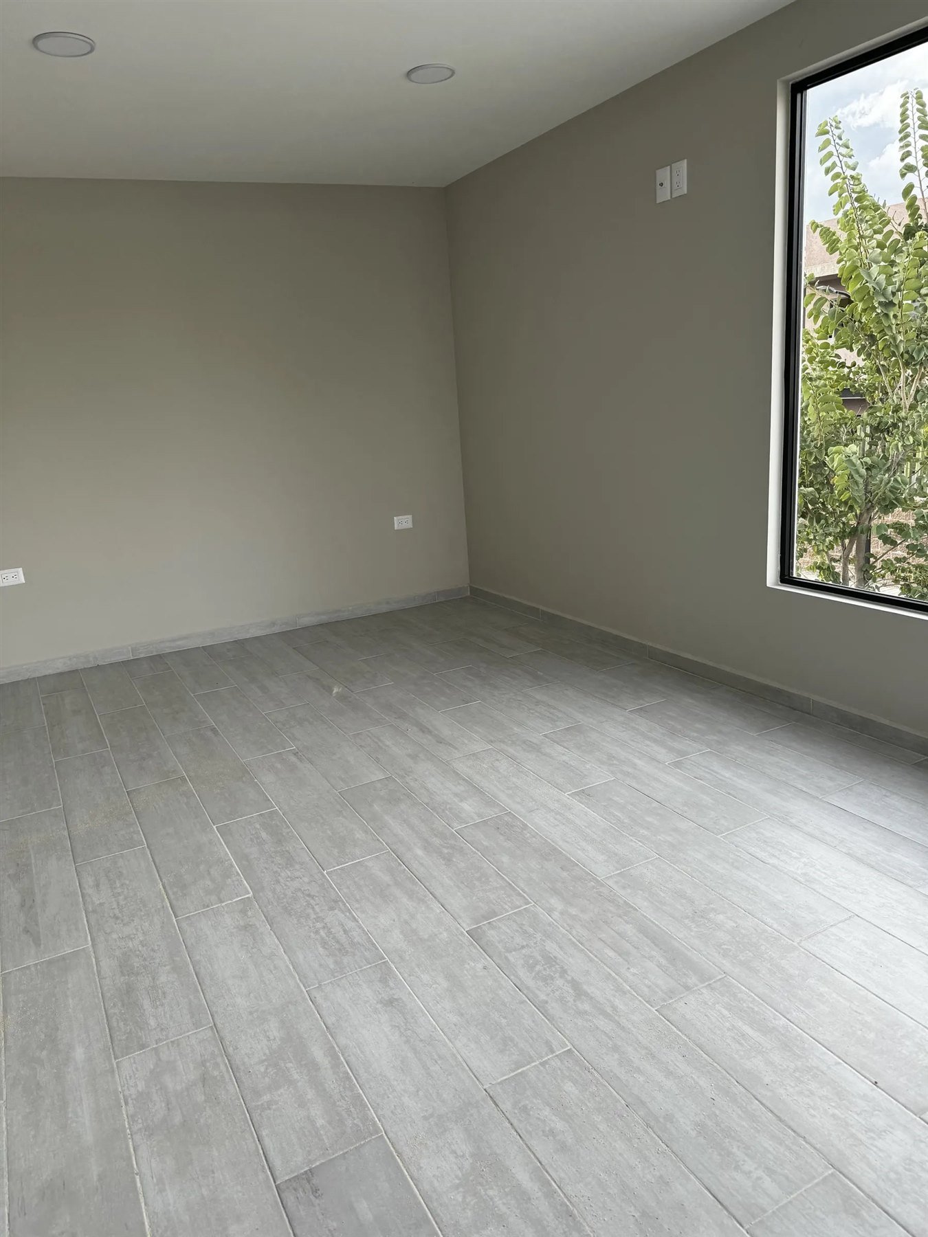 Recámara con piso laminado y ventana