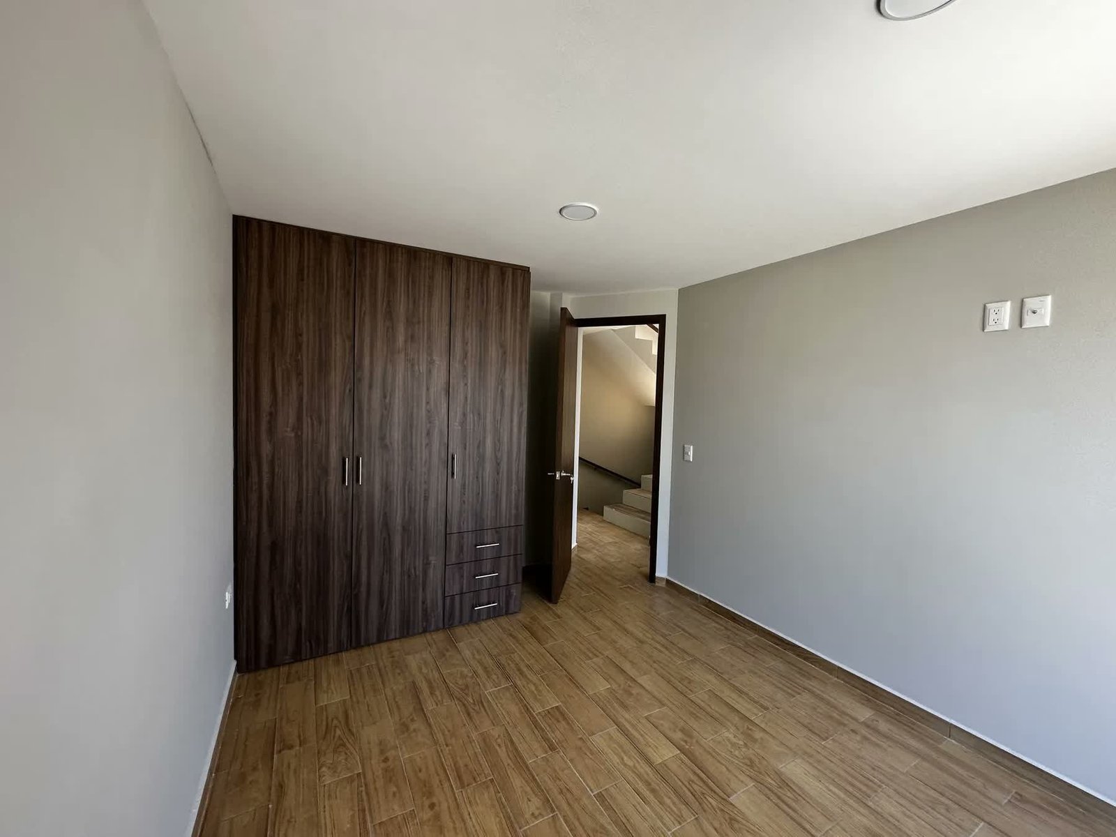 Recámara con piso laminado, otro ángulo