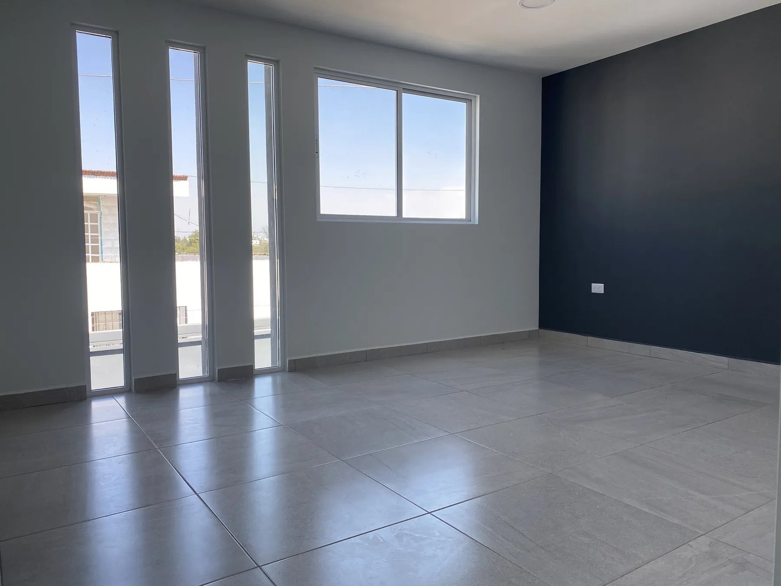 Sala con muro azul y ventanal