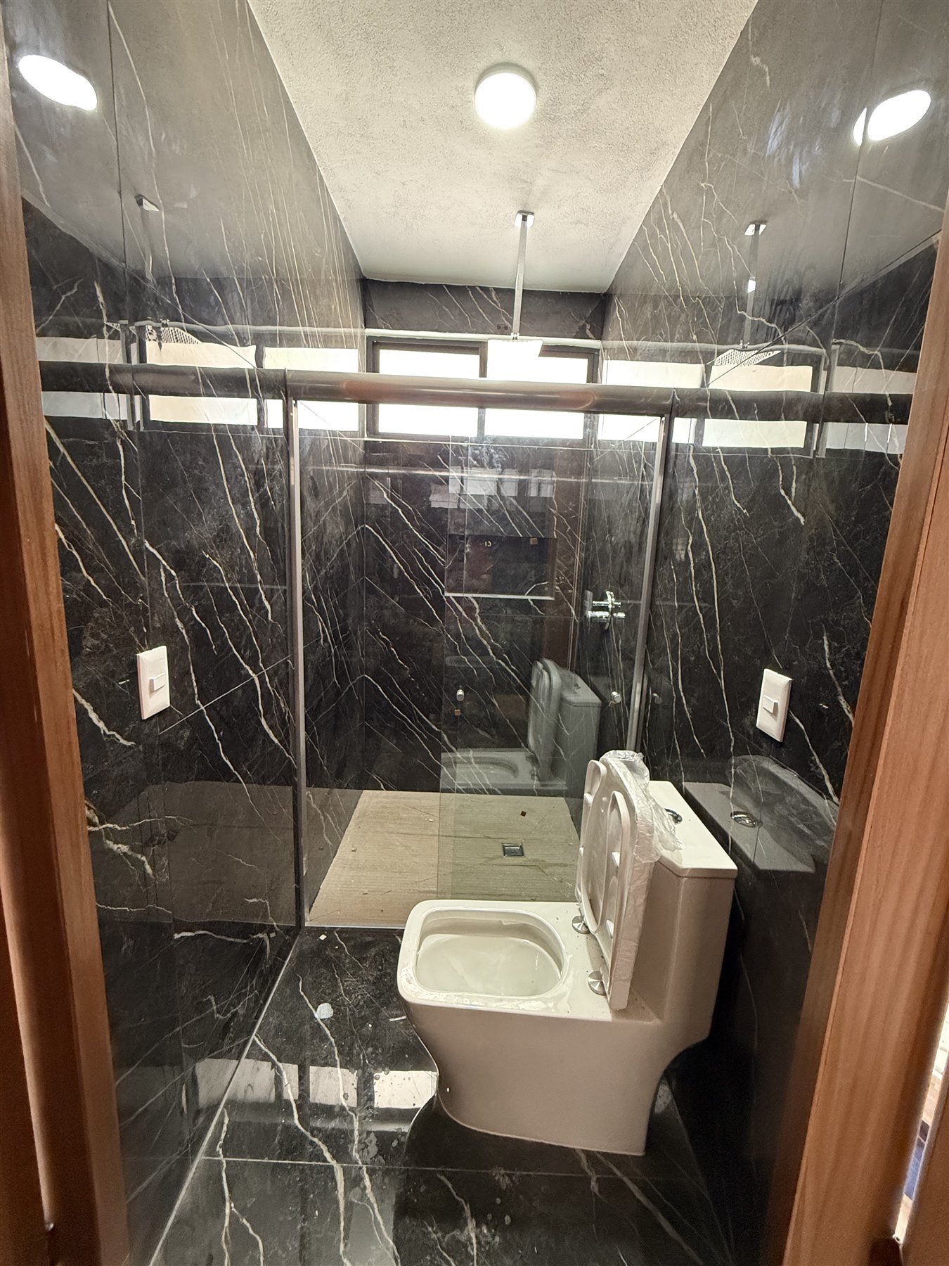 Baño con acabados en mármol negro