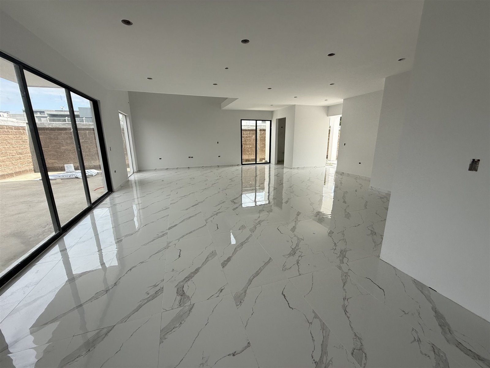 Estancia con piso de mármol