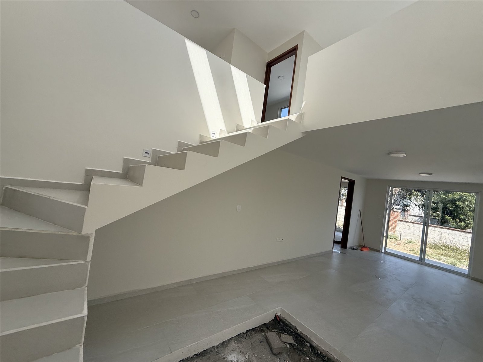 Escalera con barandal de tablarroca
