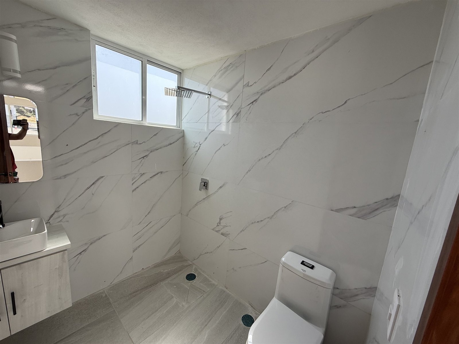 Baño con muros de mármol